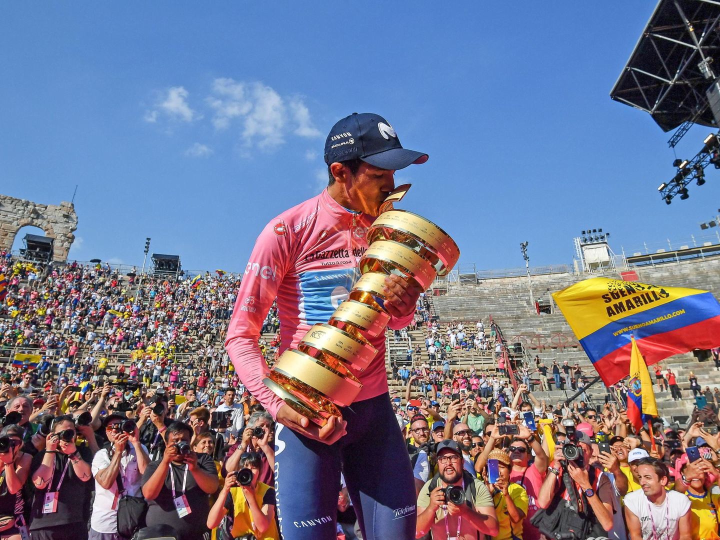 Richard Carapaz, celebrando su primer Giro de Italia con Movistar. (EFE)