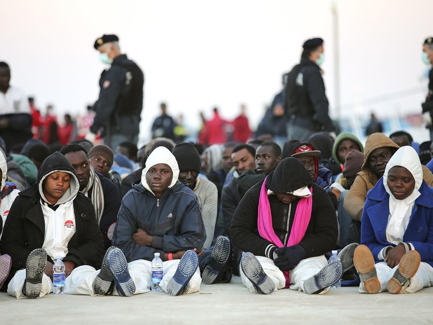Inmigrantes descansan tras llegar a Augusta, en Sicilia (Reuters)