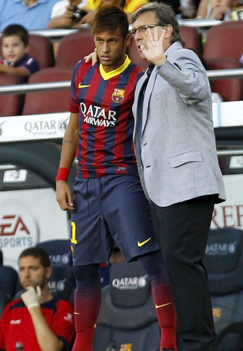 Foto: Martino conversa con Neymar antes de entrar al terreno de juego (Efe).