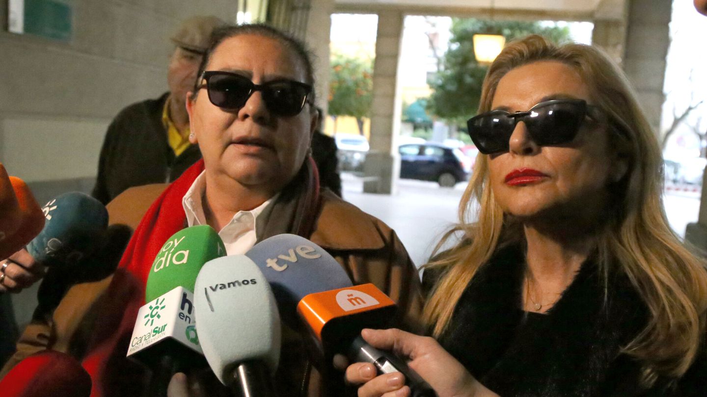 María del Monte llegando a los juzgados de Sevilla junto a su pareja, Inmaculada Casal. (Europa Press/Leandro Wassaul)