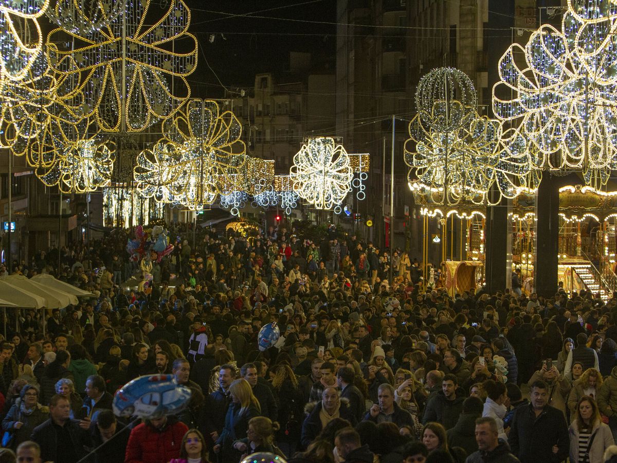 Foto: Aglomeraciones en Vigo para ver las luces navideñas. (EFE/Salvador Sas)