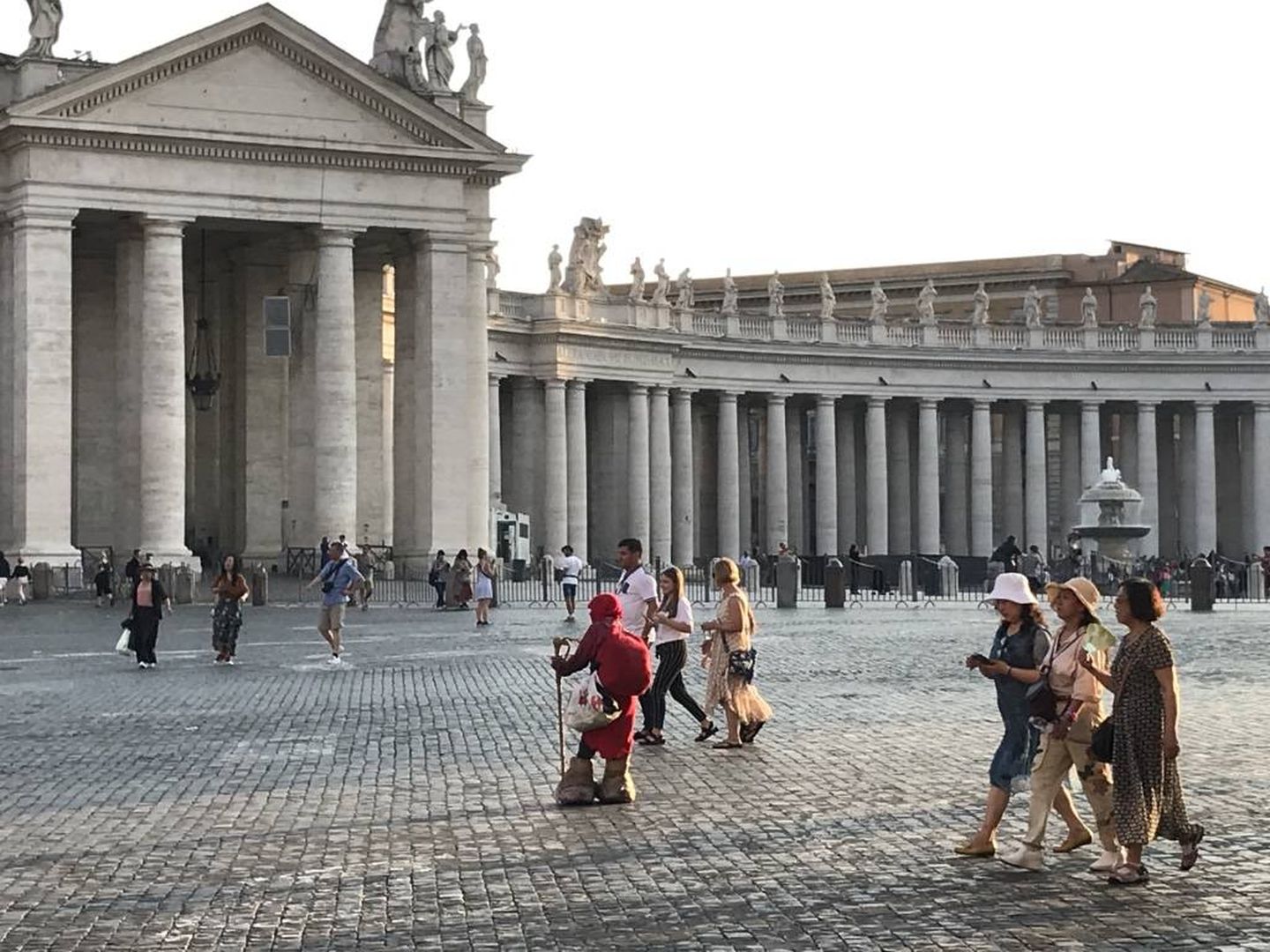 Un indigente en la Plaza de San Pedro del Vaticano, entre turistas. (J.B.)