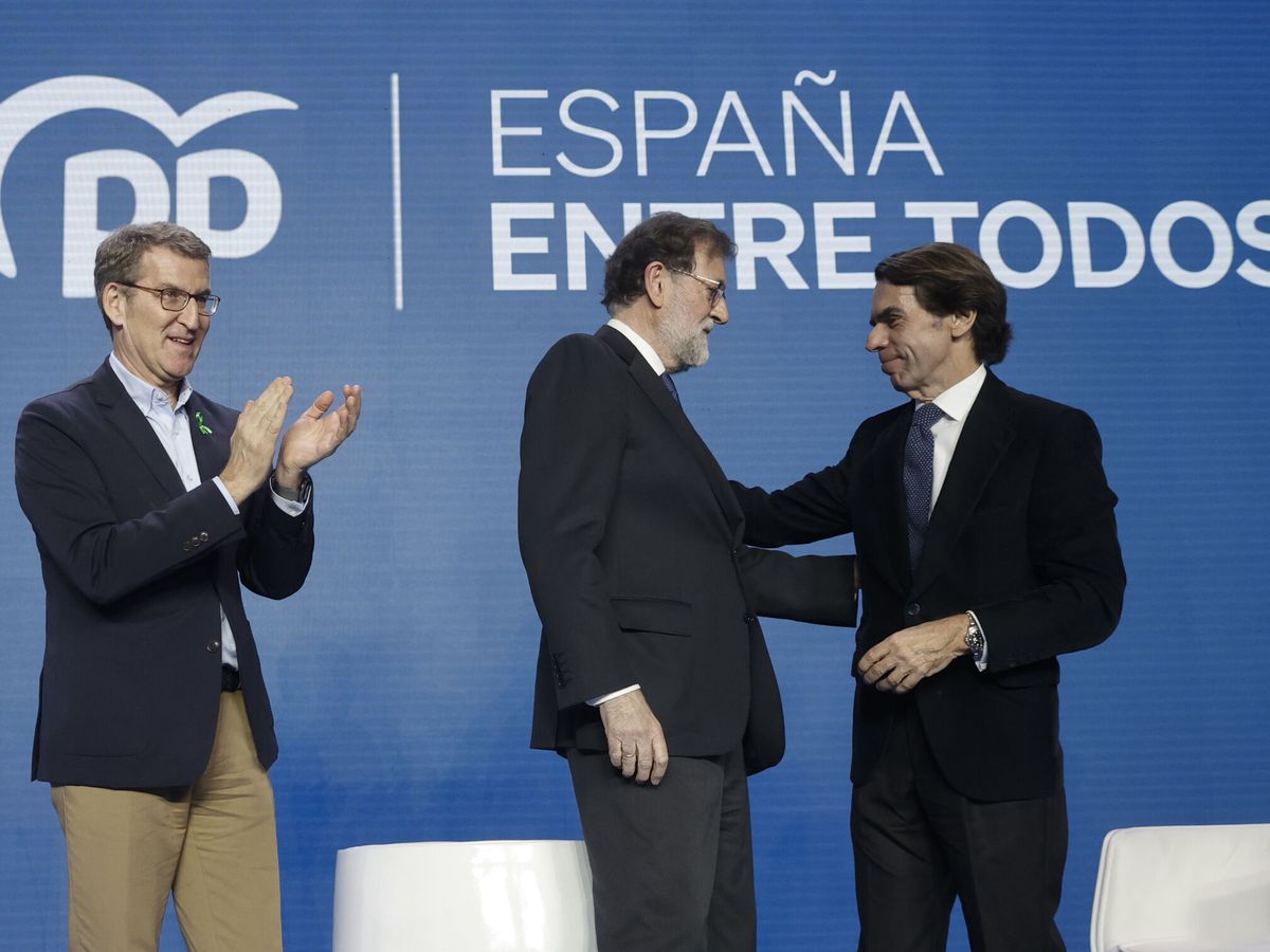Foto: Feijóo, junto con Aznar y Rajoy, en Valencia. (EFE/Kai Fosterling)