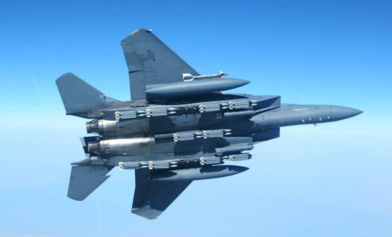 Un F-15E Strike Eagle con una carga de 20 GBU-39B Small Diameter Bomb. (USAF)