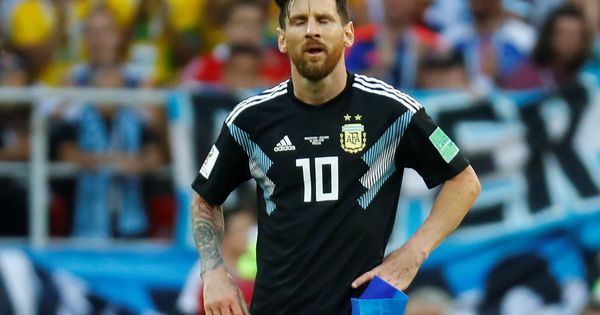 Foto: Messi, con el brazalete de capitán en la mano, decepcionado por el empate de Argentina contra Islandia. (Efe)