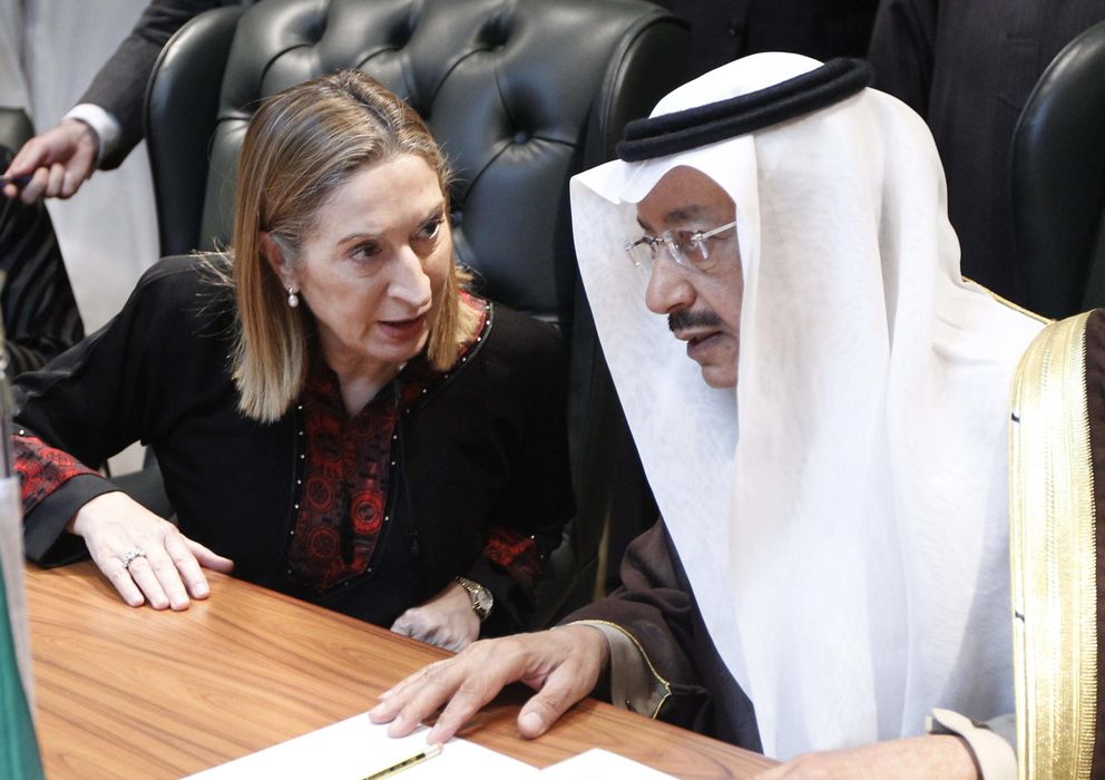 Foto: Ministra de Fomento, Ana Pastor, con el ministro de Finanzas de Arabaia Saudí, Jubara Al Suraisry