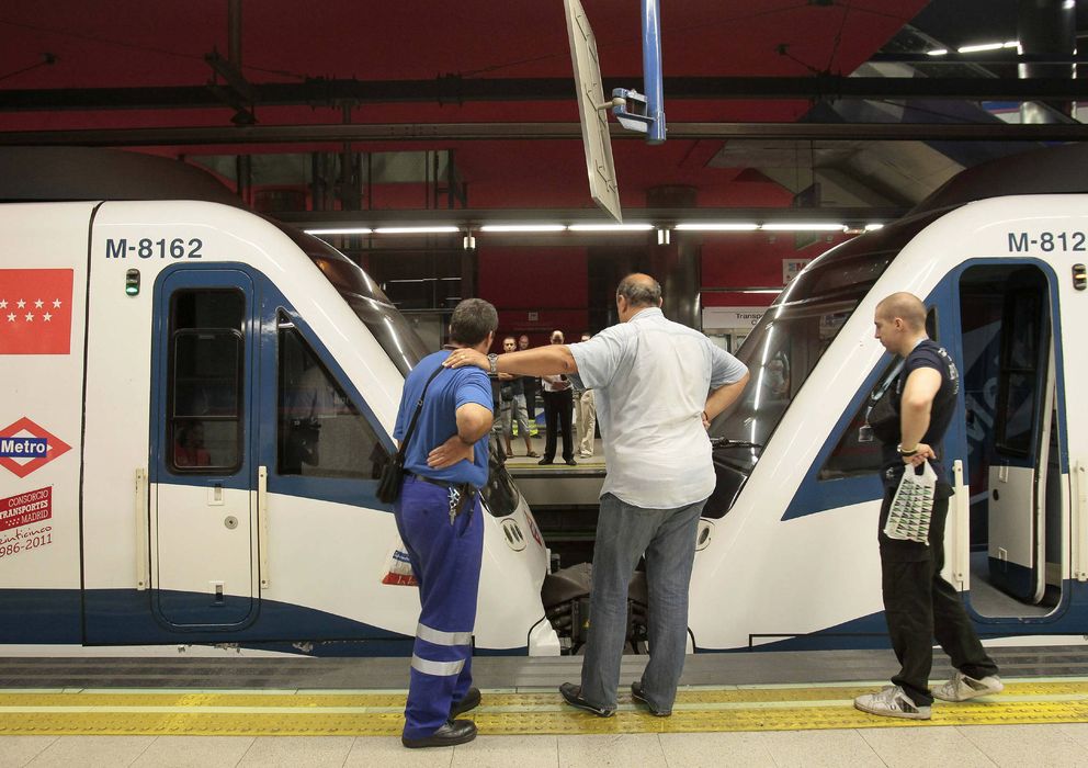 Foto: Unos maquinistas en el Metro de Madrid (Efe)