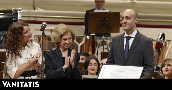 De la reina Sofía entregando un premio al plan de Juan Carlos I con Irene Urdangarin en Sanxenxo y Los Javis en Hollywood: el fin de semana, en fotos