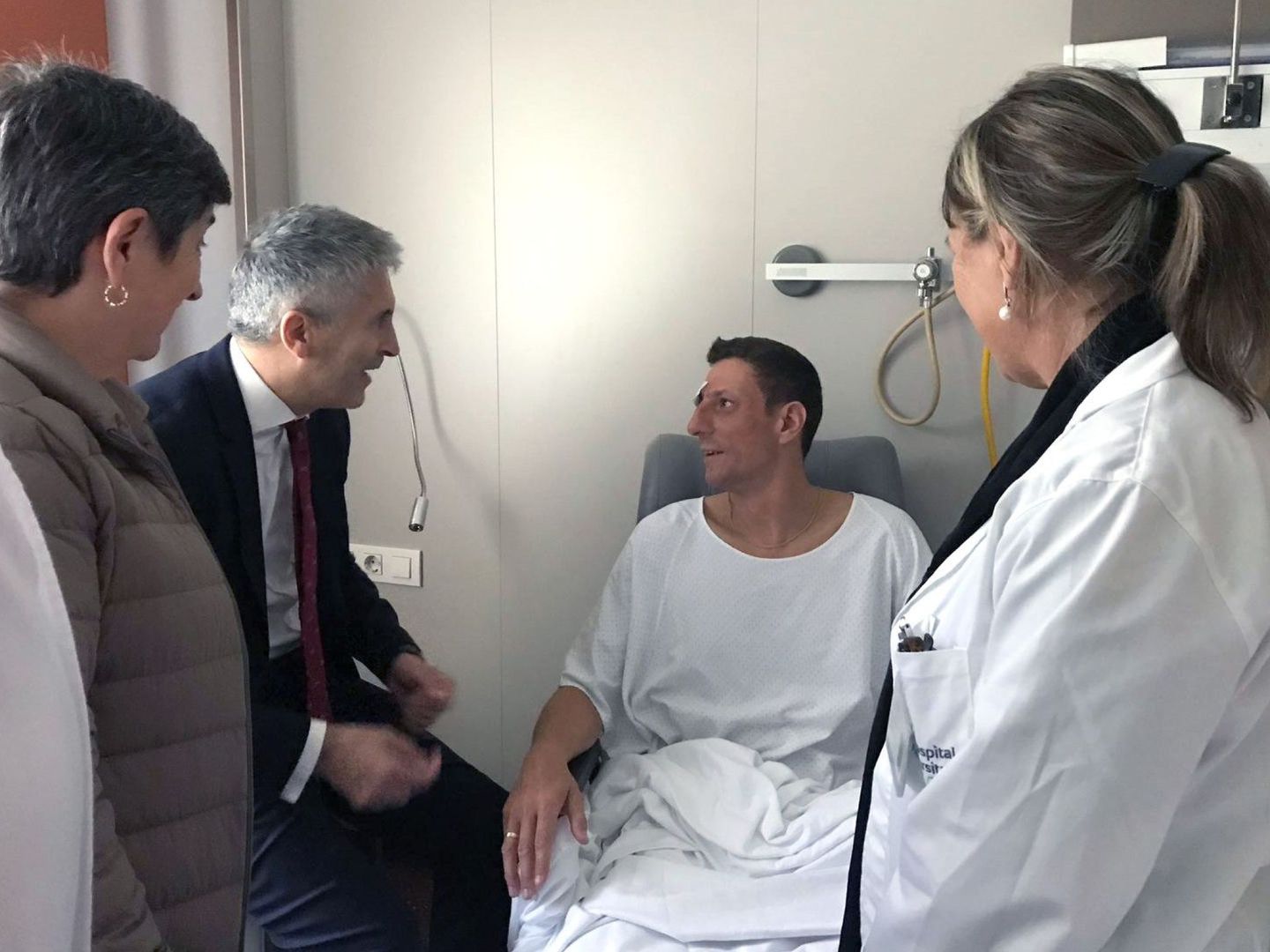 Fernando Grande-Marlaska (i), ha visitado a los policías ingresados por las heridas sufridas en los altercados de Barcelona. (EFE)