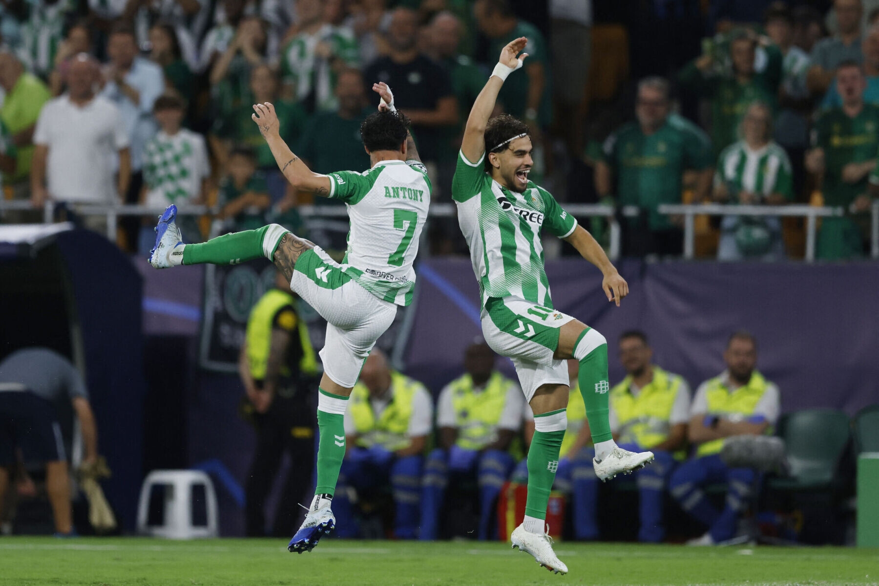 Foto de El Betis extiende su estado de felicidad ante el Oporto y sigue invicto en su regreso a la Champions (3-2)