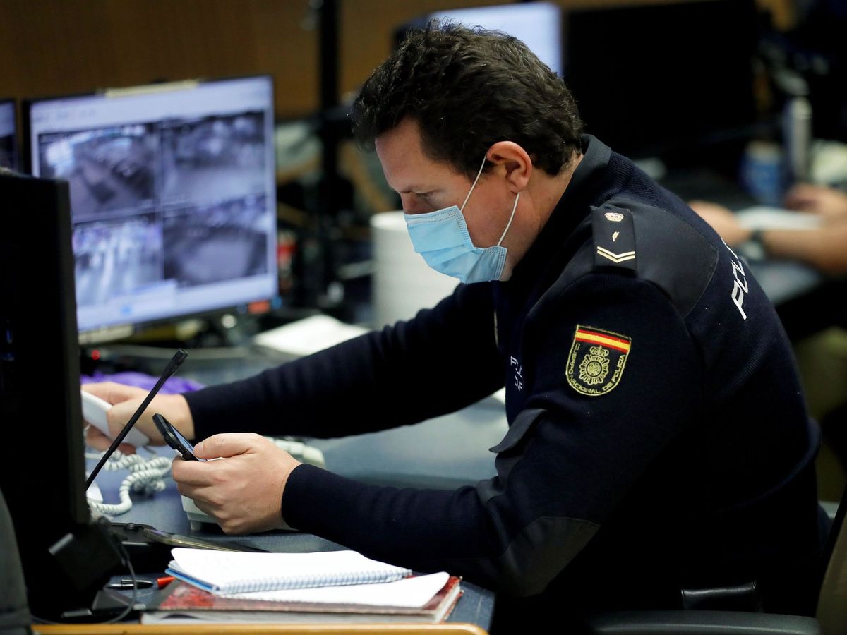 Foto: Un policía nacional con mascarilla. (EFE)