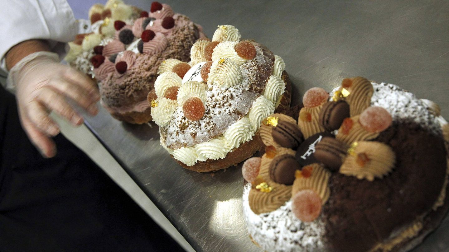 Este año sorprende a tus invitados con tu propia versión del roscón de Reyes. Estos son de la pastelería Mamá Framboise de Madrid. (EFE)