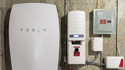 Nadie compra baterías Powerwall de Tesla en España y eso explica el caos de las fotovoltaicas
