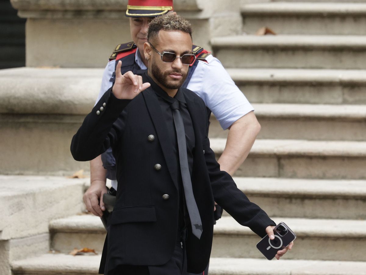 Foto: Neymar, abandonando el juicio. (EFE/Quique García)
