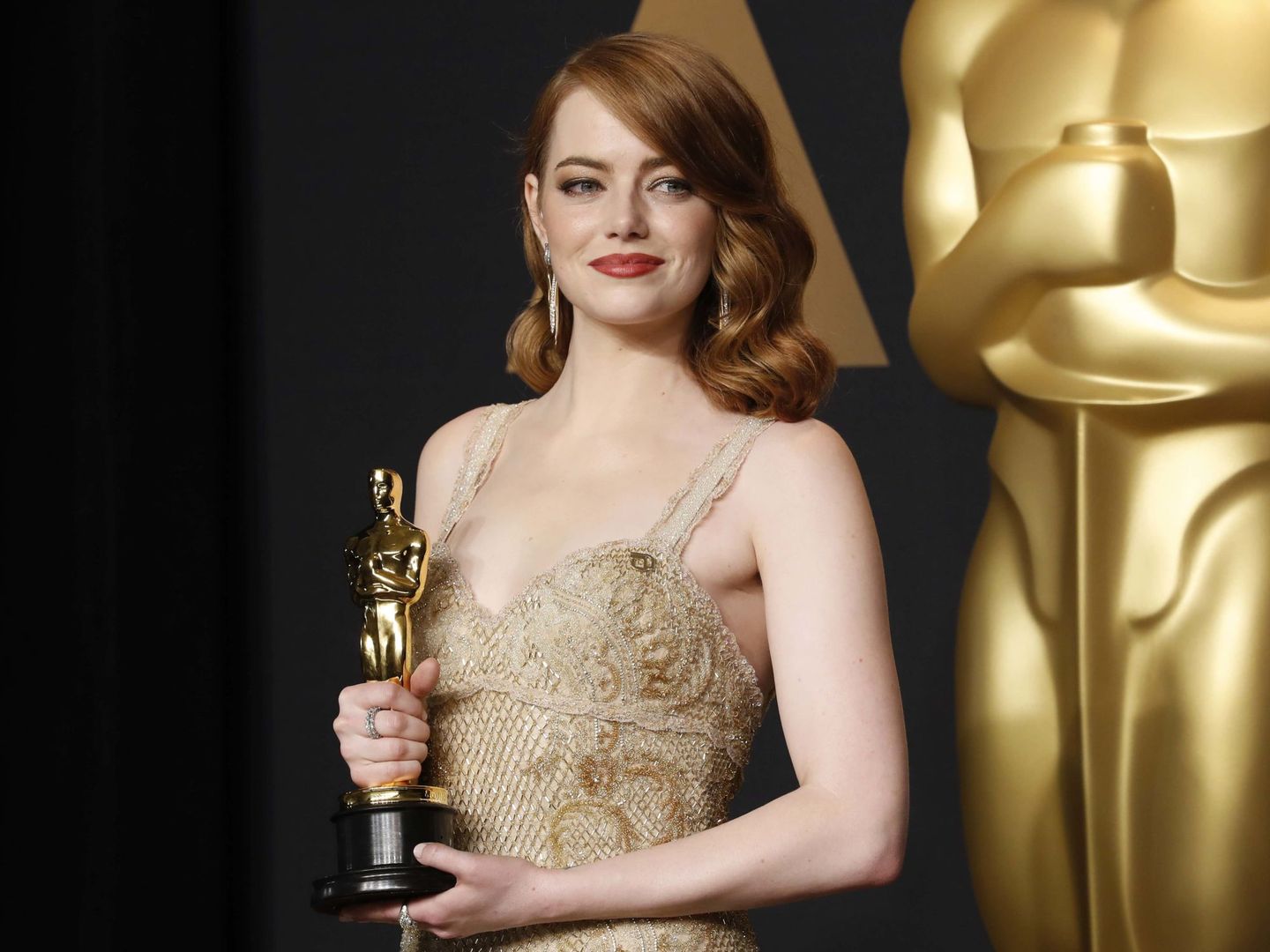 Emma Stone posa con su Oscar por 'La La Land' | Reuters