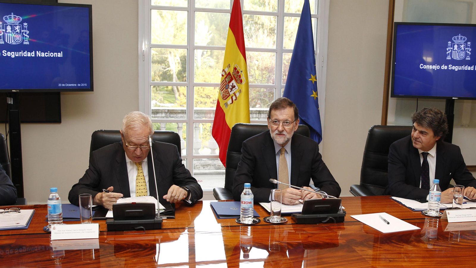 Foto: El presidente del Gobierno, Mariano Rajoy (c), en la última reunión del Consejo de Seguridad Nacional. (EFE)