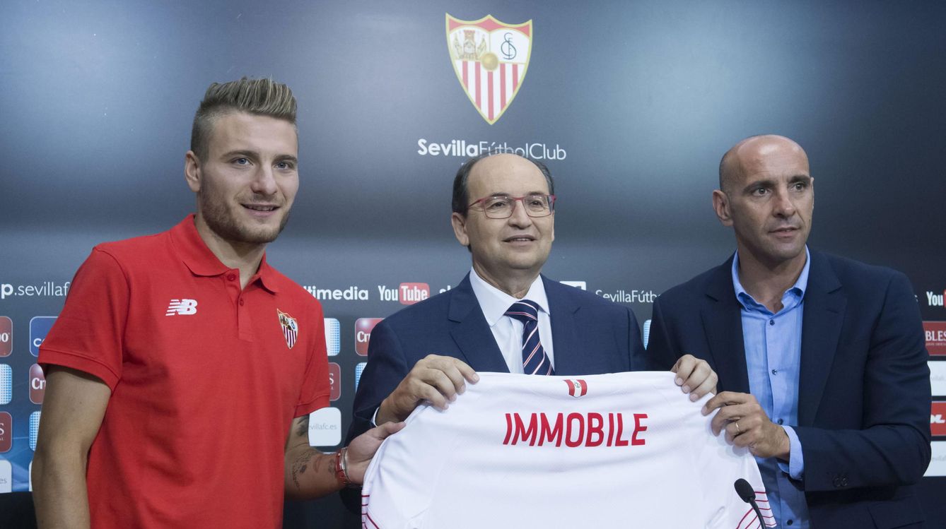 El delantero italiano Ciro Inmovile, cedido al Sevilla por el Borussia Dortmund, junto al presidente del Sevilla FC, José Castro, y el director deportivo, Monchi. (EFE)