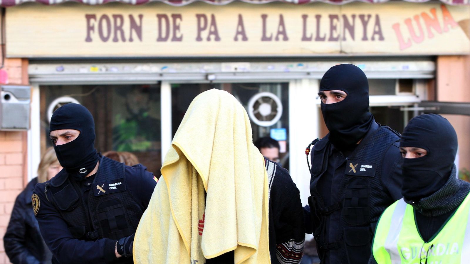 Foto: La Guardia Civil escolta a un yihadista detenido en Barcelona. (EFE)