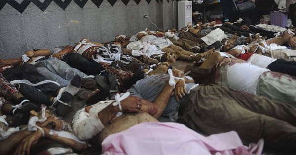 Foto: Cadáveres de miembros de la Hermandad Musulmana y simpatizantes de Mohamed Mursi en la mezquita de Rabaa Adawiya, en el Cairo, el 14 de agosto de 2013. (Reuters) 