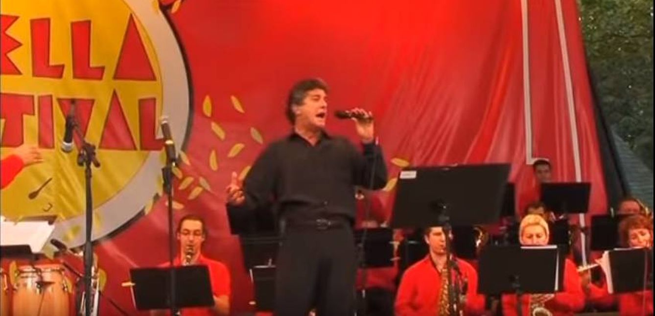 Francisco, durante su actuación. (YouTube Paellas Velarte)
