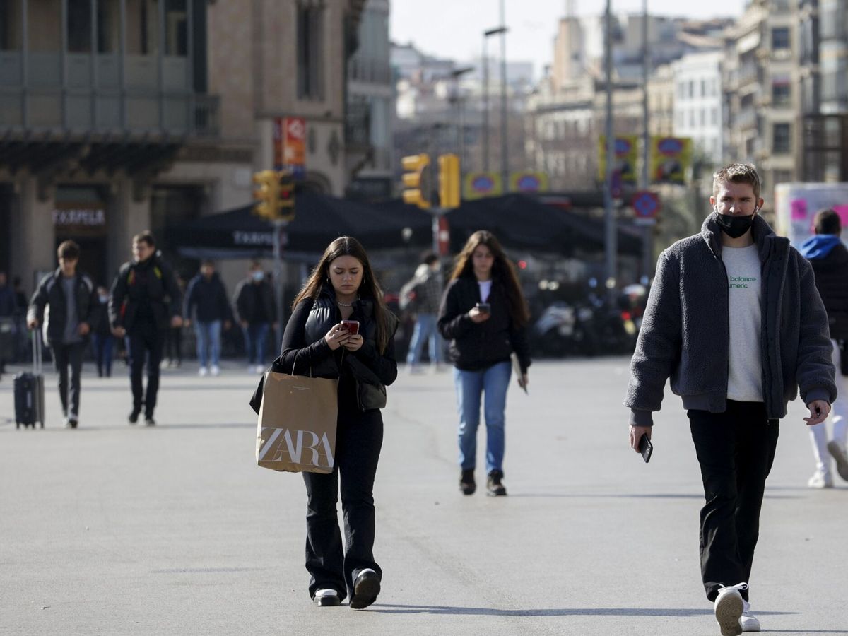 Foto: Varias personas pasean por el centro de Barcelona. (EFE/Quique García)