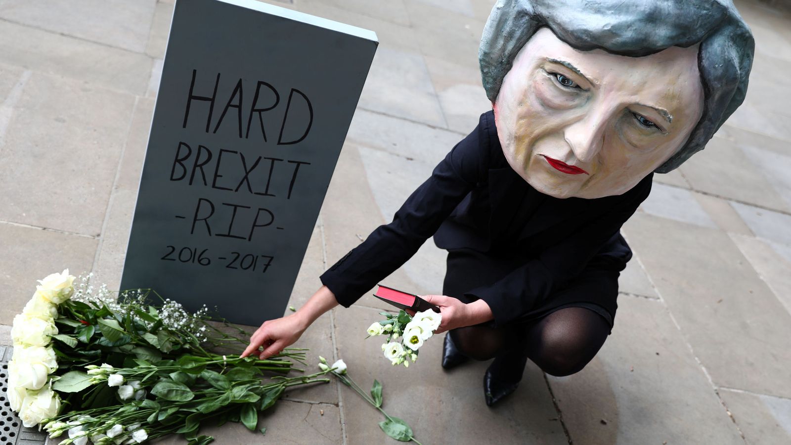 Foto: Un manifestante con una máscara de Theresa May posa fuera de Downing Street, el 9 de junio de 2017. (Reuters)