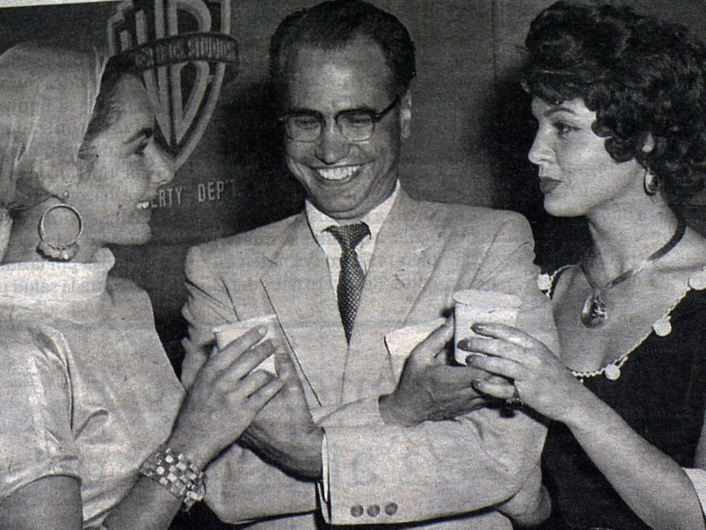Elizabeth Taylor, el periodista español y fundador de los Globos de Oro, Armando Del Moral, y Sara Montiel. (Imagen de archivo)