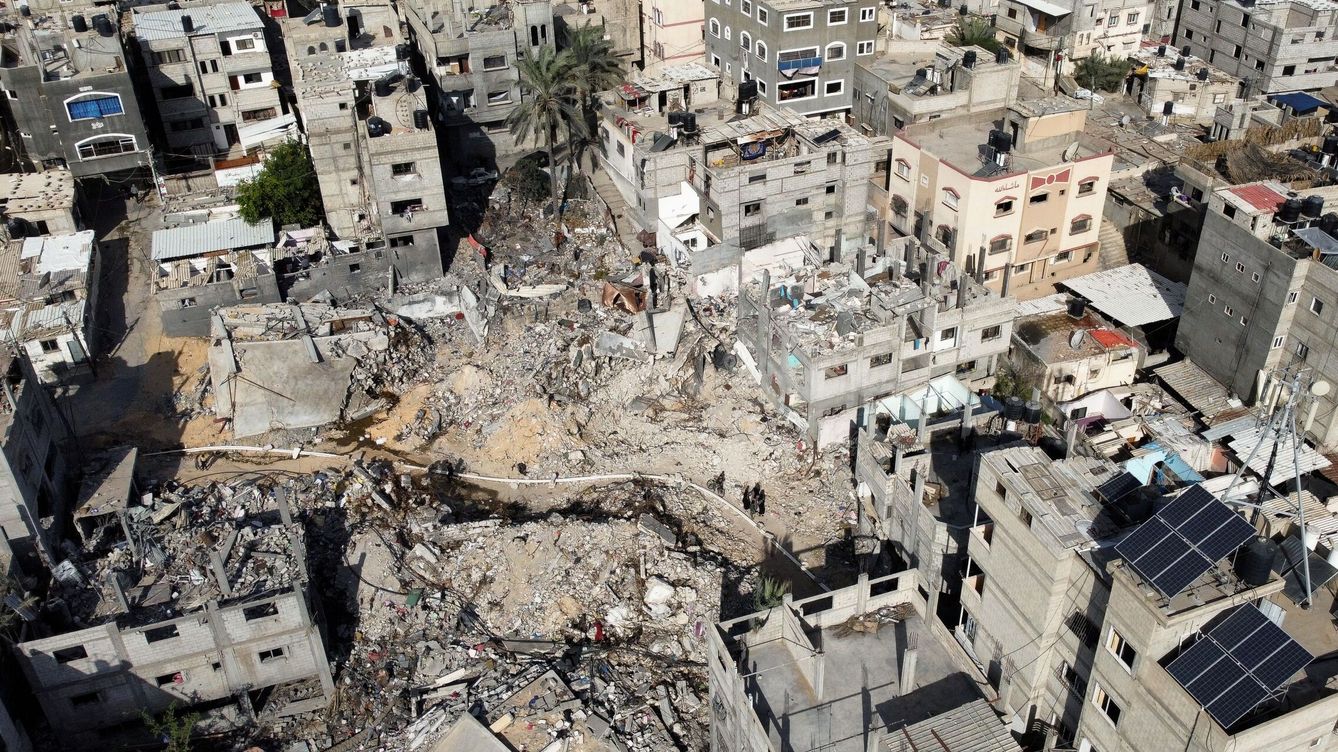 Foto: Palestinos caminan entre los edificios de Jan Yunis, destruido por los ataques de Israel. (Reuters/Mohammed Salem)