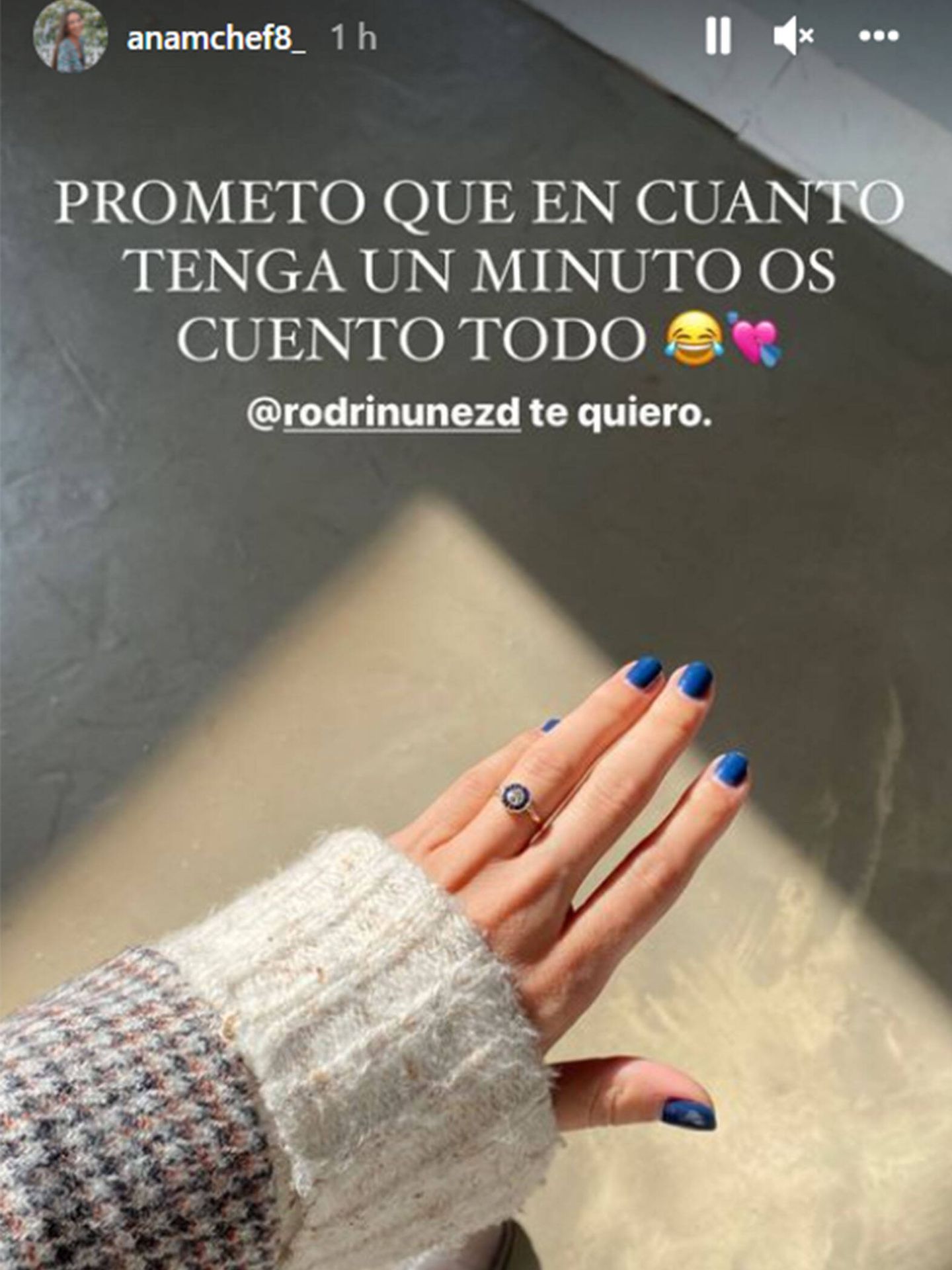 Ana Iglesias enseña su anillo de compromiso en redes sociales. (Instagram @anamchef8_)