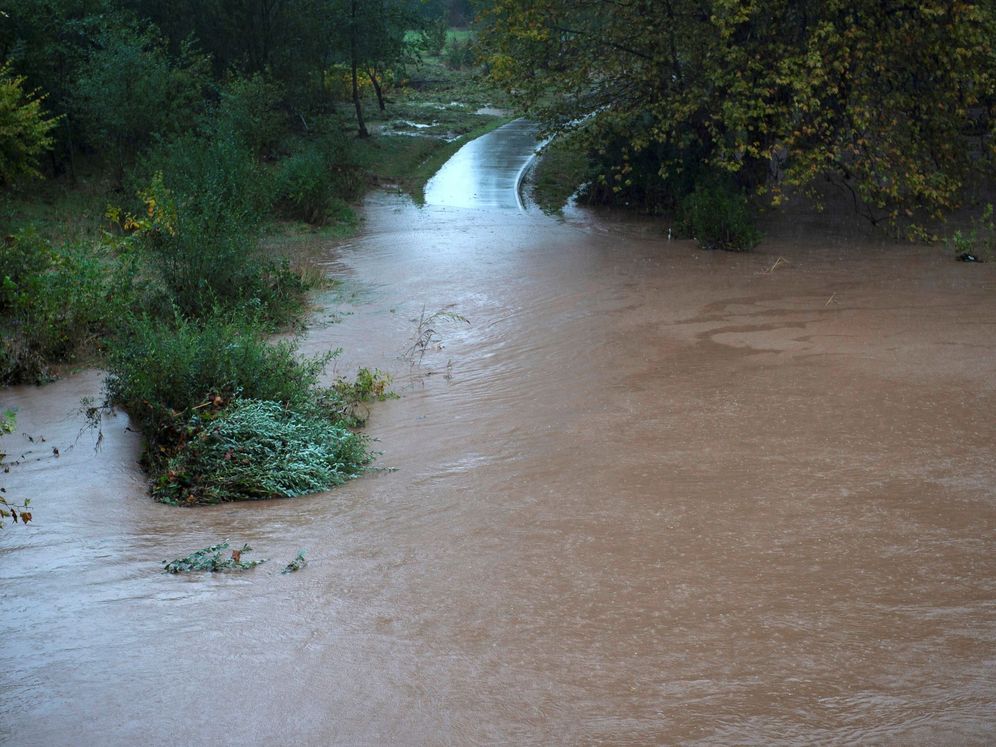 Foto: Aumento del caudal del río Besaya (Cantabria). Foto: EFE Pedro Puente Hoyos