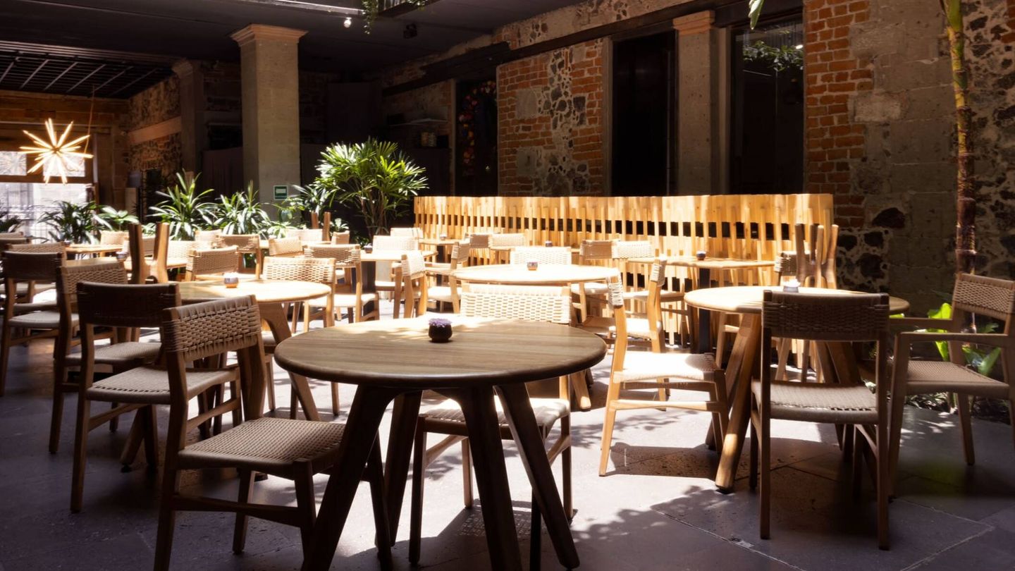Terraza y mesas del restaurante Caracol de Mar. (Cortesía)