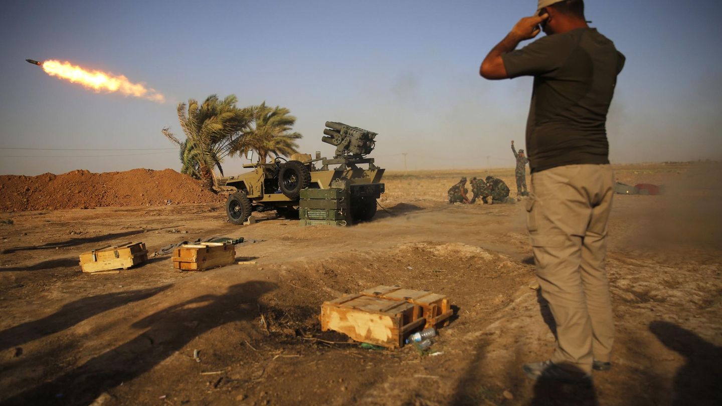 Milicianos chiíes durante duros combates con el Estado Islámico cerca de Tikrit, en Irak (Reuters).