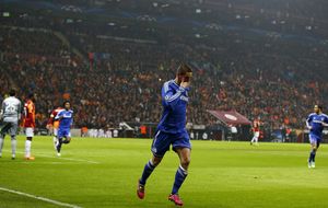 Mou sí tiene delantero, Fernando Torres, pero su Chelsea no sentencia