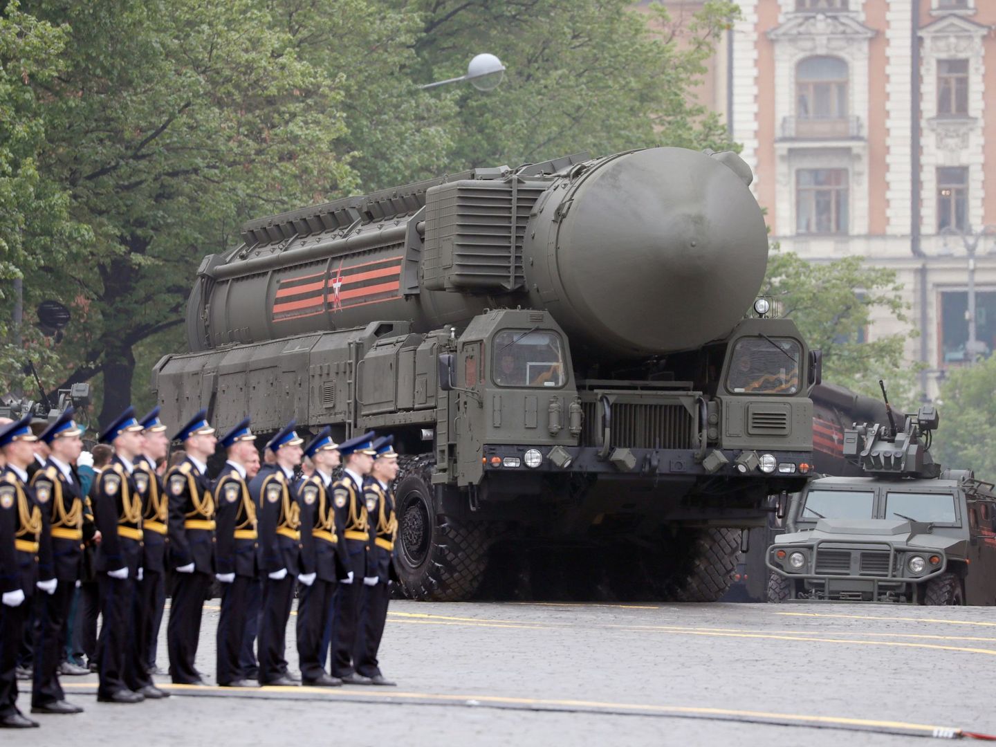 El misil nuclear estratégico RS-24 Yars ruso es mostrado durante el desfile militar. (EFE)