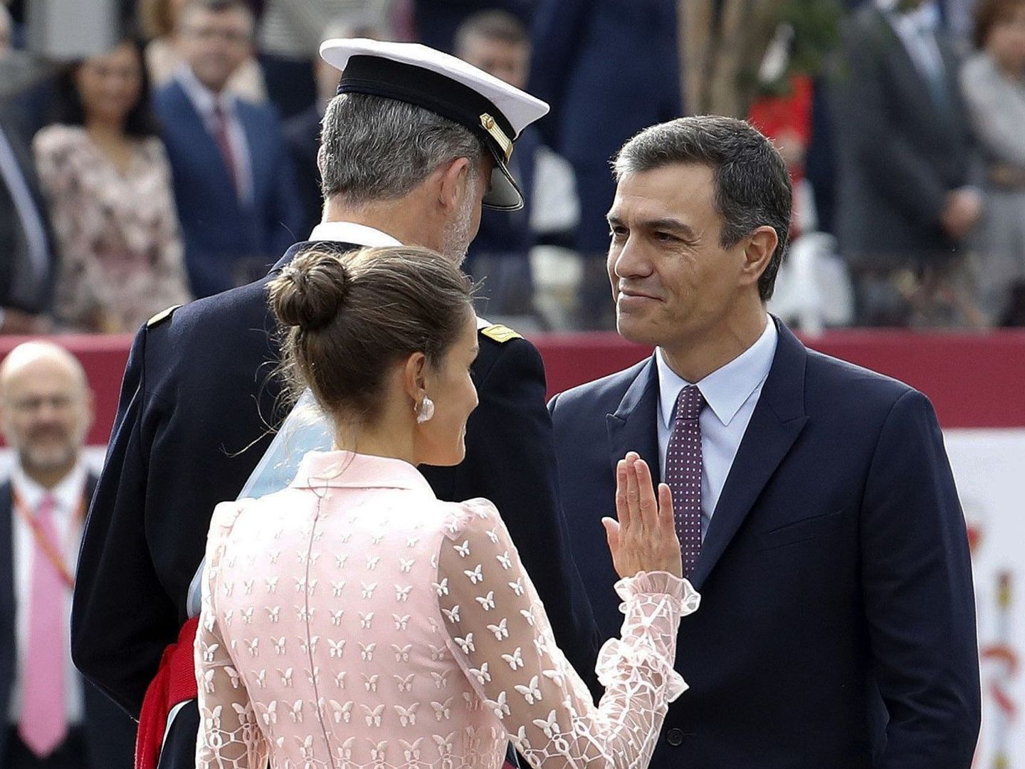 Felipe VI, junto a la Reina, saluda al presidente del Gobierno en funciones, Pedro Sánchez. (EFE)