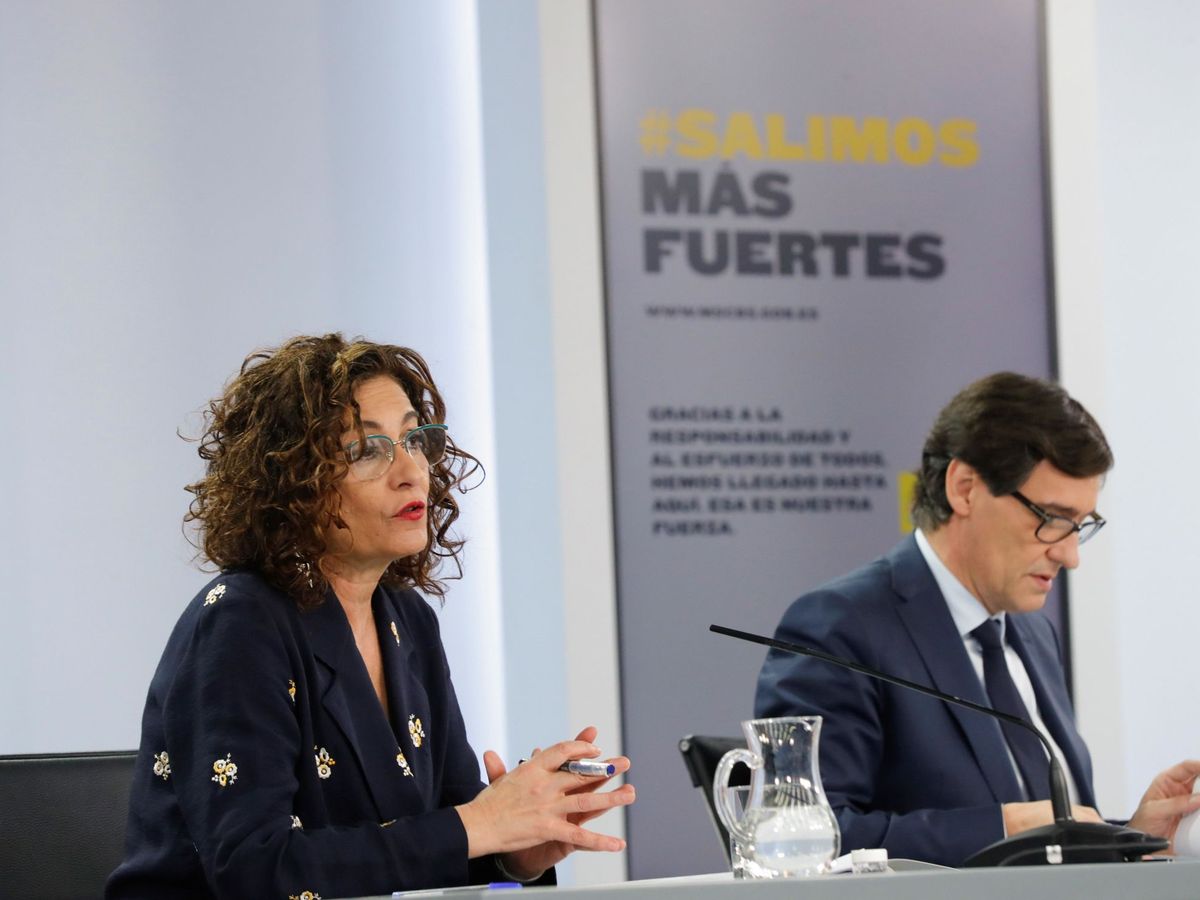 Foto: La ministra de Hacienda y portavoz del Gobierno, María Jesús Montero, y el ministro de Sanidad, Salvador Illa. (EFE)