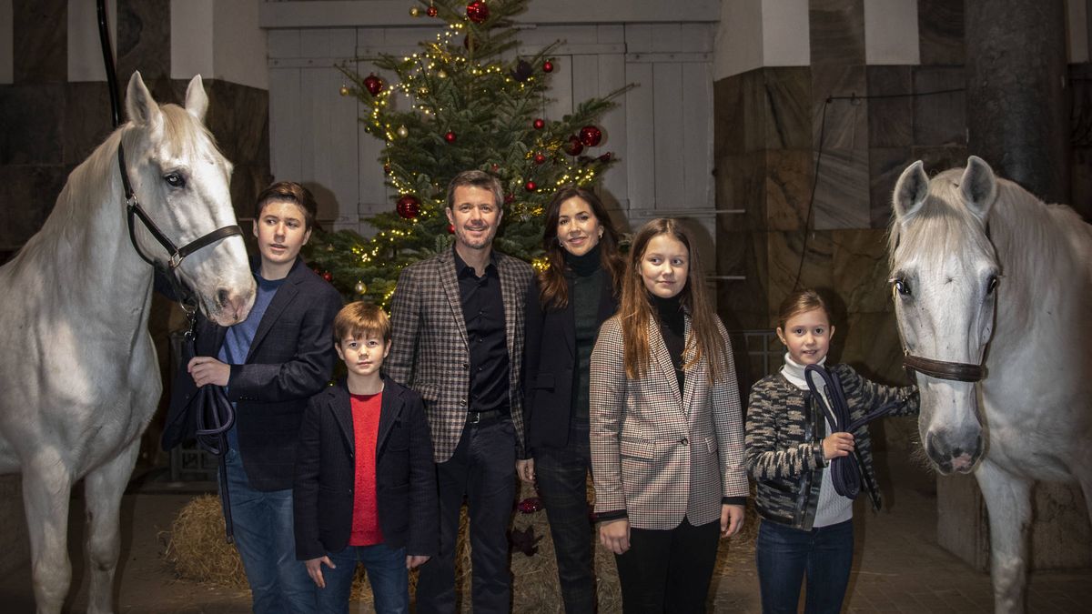El original vídeo navideño de Federico, Mary y sus hijos... en un establo