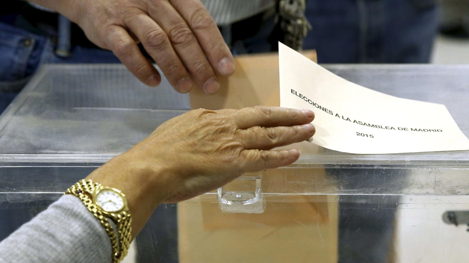 Foto:  Detalle de una urna en un colegio electoral de Madrid, durante los comicios municipales y autonómicos del pasado mes de mayo. (Efe)