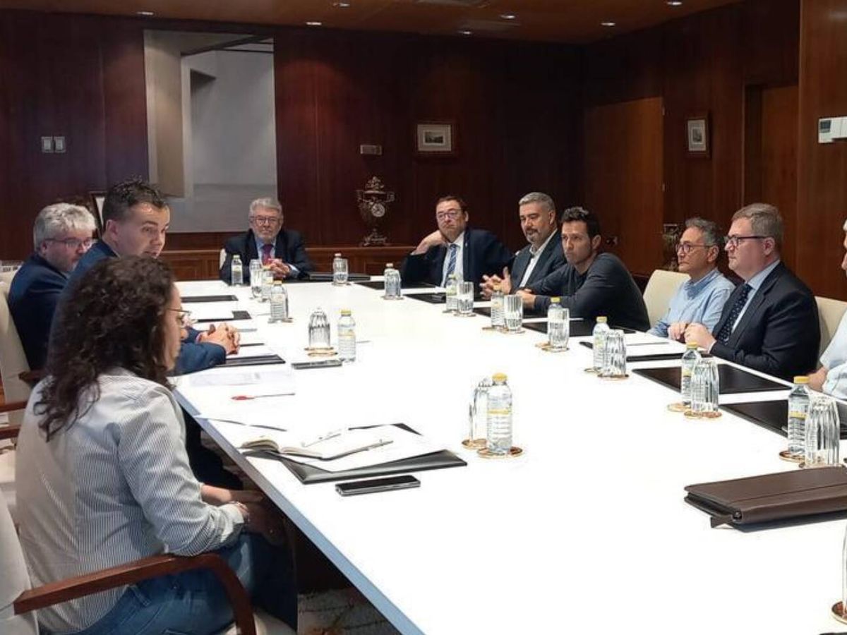 Foto: El ministro de Industria, Héctor Gómez, con los promotores del Manifiesto por Castellón, el pasado mes de abril. 