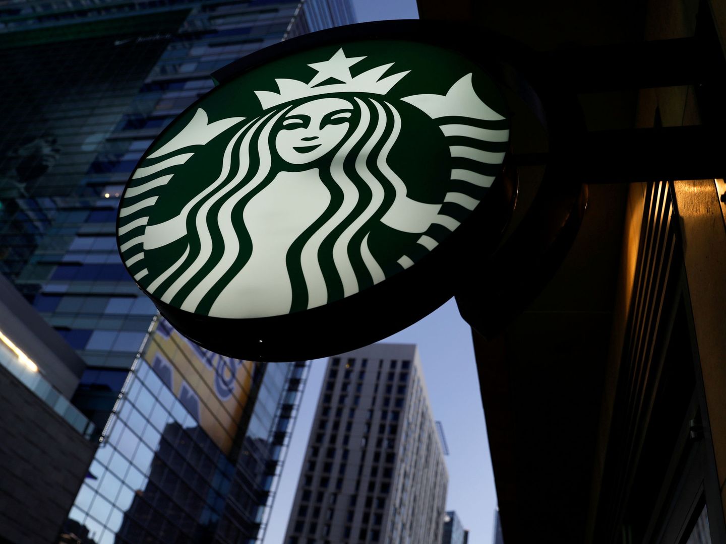 Logo de Starbucks en Los Ángeles, California. (Reuters)