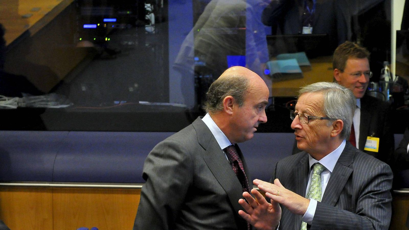 Foto: El presidente del Eurogrupo, Jean-Claude Juncker (d), conversa con el ministro de Economía español, Luis de Guindos. (EFE)