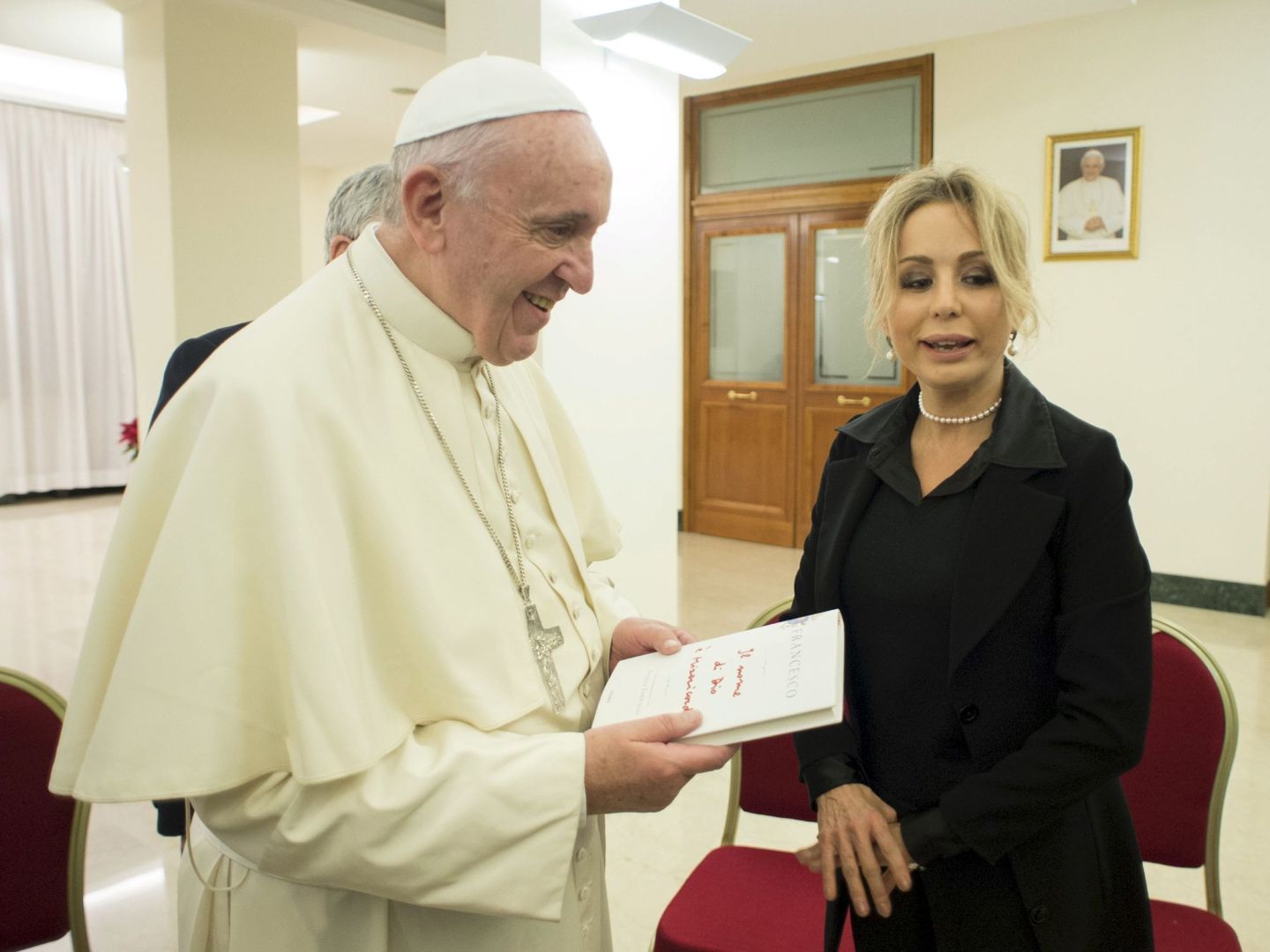 Marina Berlusconi, con el papa Francisco. (Reuters)