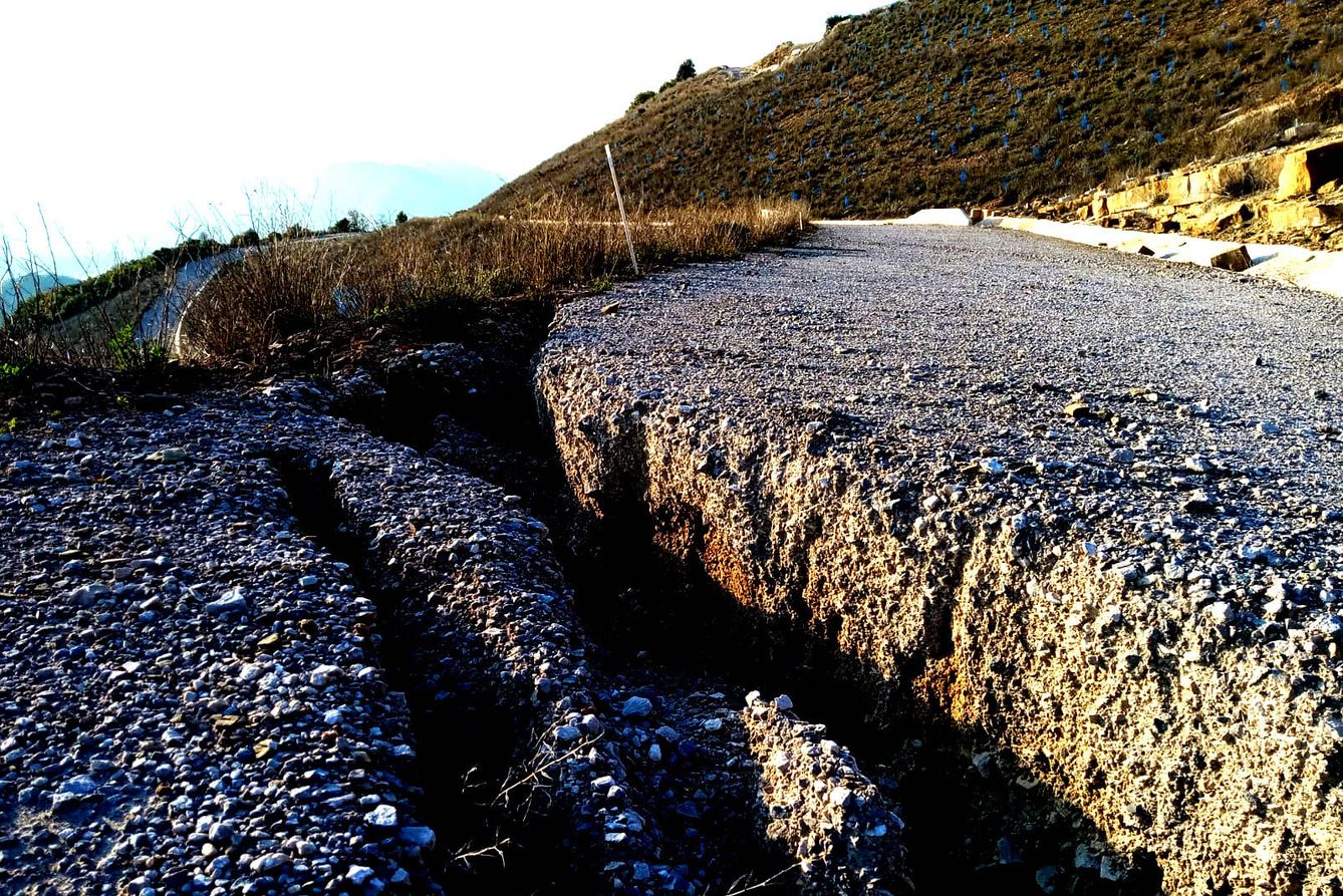 Una de las múltiples grietas surgidas en las laderas del embalse de Yesa. (Miguel Solana)