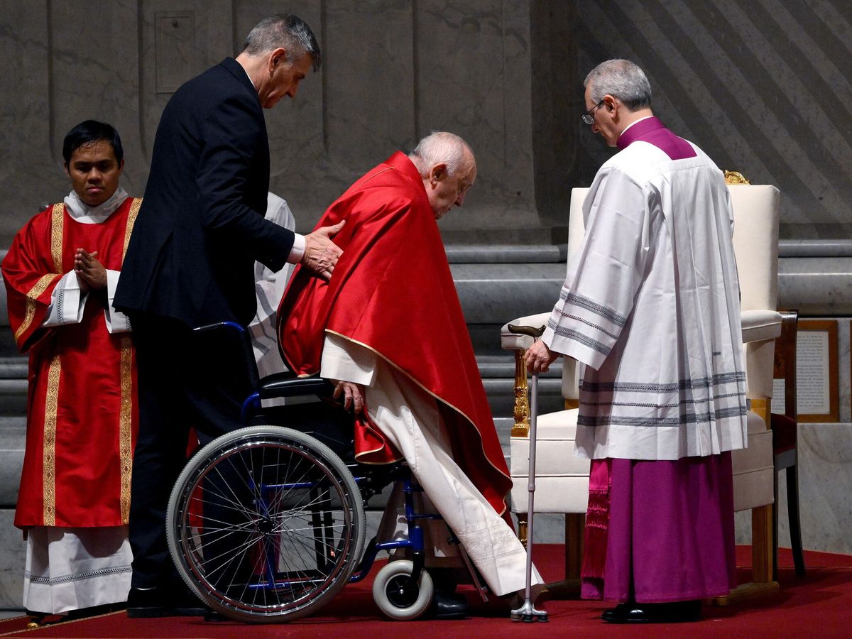 Foto: El Papa en silla de ruedas este viernes en el Vaticano. (EFE EPA/Ettore Ferrari)