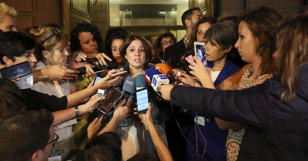 Foto: La vicesecretaria general y portavoz del PSOE en el Congreso, Adriana Lastra, a la salida de la reunión con Podemos en la Cámara Baja, este 5 de septiembre. (EFE)
