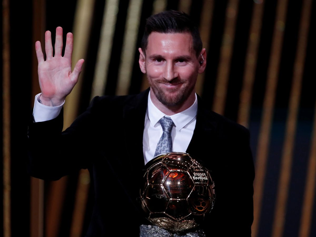 Foto: Leo Messi recoge su sexto Balón de Oro en París. (Reuters)