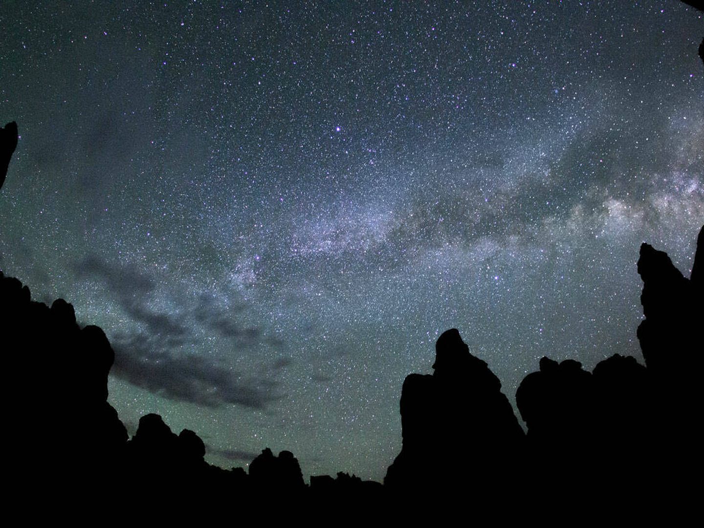 Galaxia de la Vía Láctea sobre el Parque Nacional Canyonlands. (NASA)