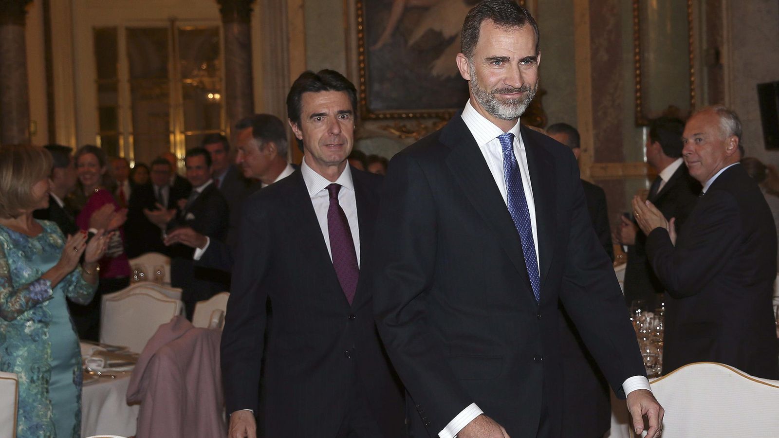 Foto: El rey Felipe seguido por el ministro de Industria, Energía y Turismo, José Manuel Soria, a su llegada a la cena ofecida con motivo de la 15ª Cumbre Global del Consejo Mundial de Viajes y Turismo (EFE)