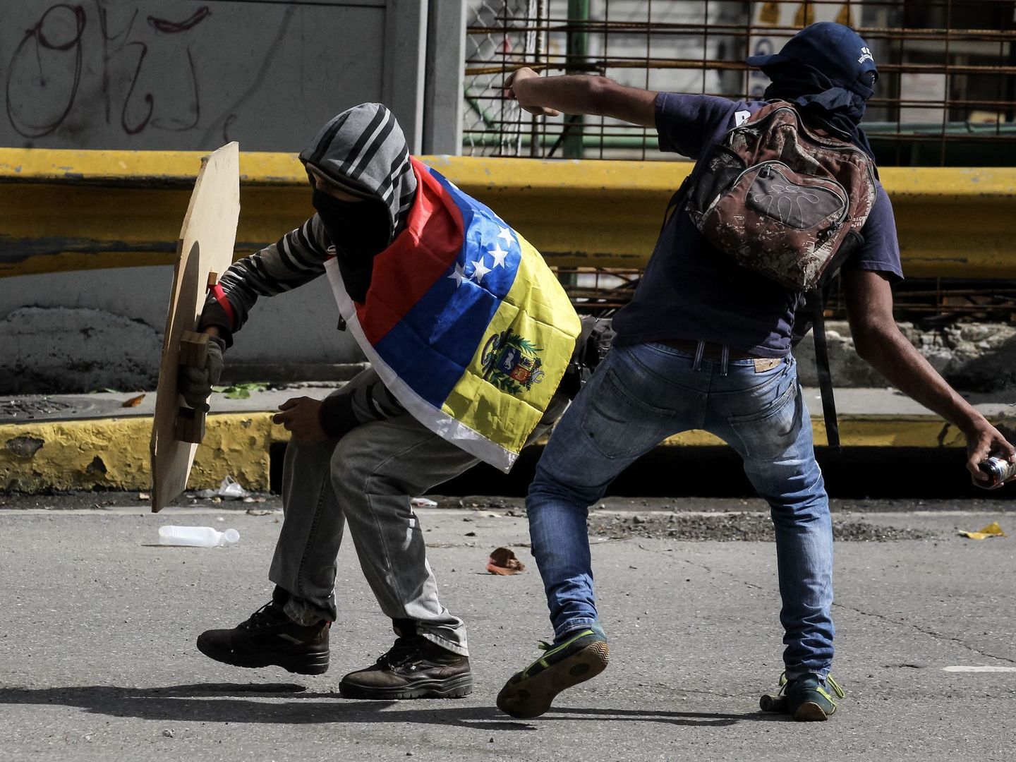 Manifestantes se enfrentan con la policía durante una manifestación antigubernamental en Caracas. (EFE)