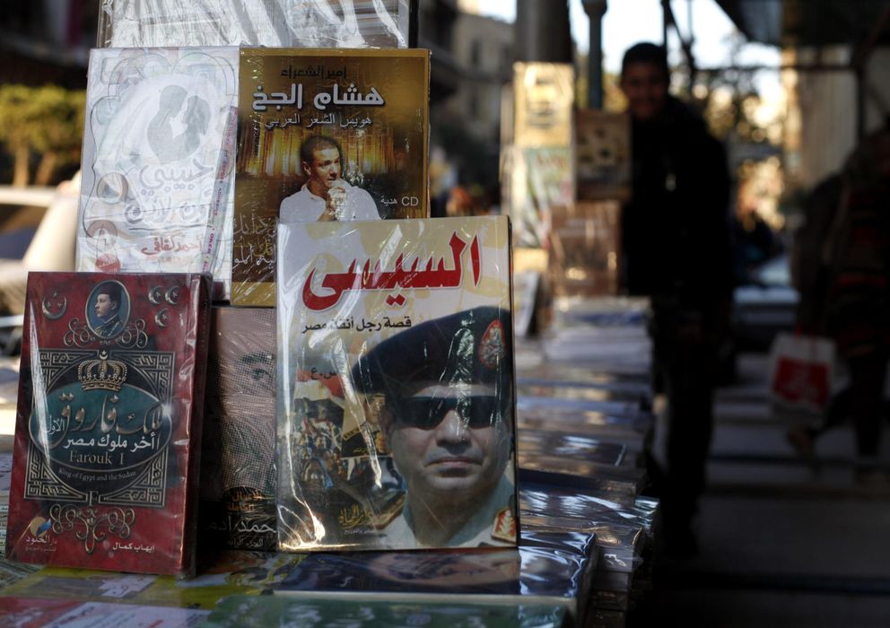 Foto: Fotos de un libro sobre el mariscal Al Sisi (El hombre que salvó Egipto) en un quiosco del centro del Cairo (Reuters). 